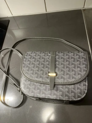 Grå axelväska  - Helt ny och oanvänd, skickas inom 24 timmar, har även massa andra varor i min profil så in och kolla😊👍