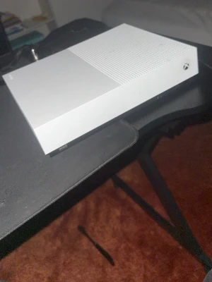 Xbox One S All Digital Edition - Xbox One S All Digital Edition i vitt utförande. Konsolen har HDMI, USB och nätverksportar. Några mindre repor och tecken på normalt bruksskick syns, men överlag i gott skick. Perfekt för digitalt spelande utan skivor.