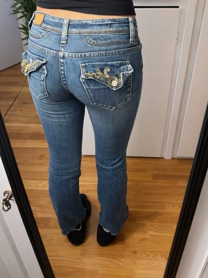 Vintage bootcut lågmidjade jeans - Super cute vigoss jeans with pocket details  📏waist:37cm  innerleg:77cm  total lenght:91  🚚1-2 days before shipping  Zipper is unfortunatley broken