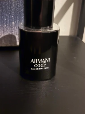 Armani Code Eau de Toilette - Stilren och populär doft från Armani. Perfekt för dig som vill ha en klassisk och modern parfym i din samling. Snygg svart flaska som passar alla tillfällen.flaskan är 50 ml den är aldrig använd