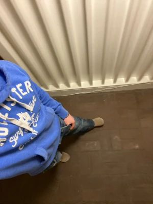 Hollister Hoodie-limited - Fet blå Hollister Hoodie, inga defekter. Sitter bra på mig som är ca 183 och väger 76 kg ungefär. Riktigt snygg färg som kommer att passa perfekt till de flesta färger. Undrar då något är det bara att fråga✅🙌
