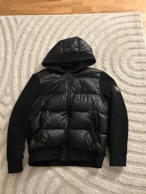 Bvaldi cardigan - Säljer min bvaldi cardigan då den inte kommer till andvädning. Andvänd fåtal gånger så är i nyskick