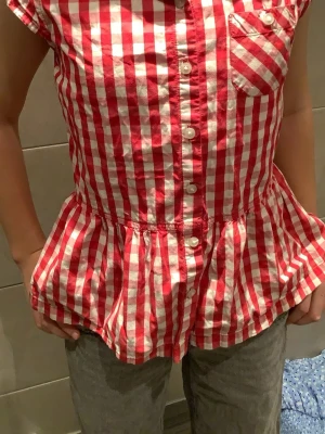 Fin röd vit rutig blus. Bra för sommardagar och varma kvällar.Storlek 146/152/ 10-12 år - Söt röd vit blus. För er som har storlek 146/152