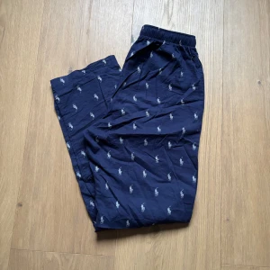 Mörkblå byxor från Polo Ralph Lauren - Tja! Säljer ett par schyssta oanvända Ralph Lauren pyjamas brallor. Dem är oanvända men lite skrynkliga då dem legat i en låda. Sköna att ha nu på vintern, men säljer dem då dem inte passade mig. Storlek S lär passa någon runt 170-185. Nypris 799 kr