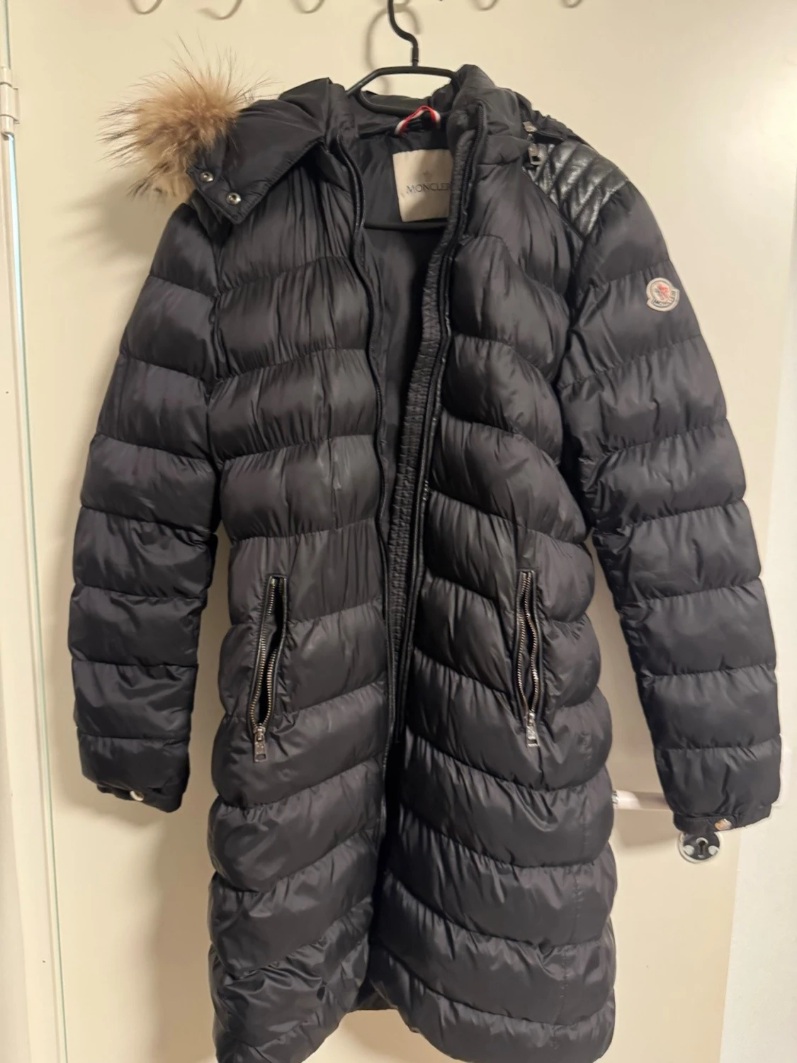Svart lång dunjacka från Moncler