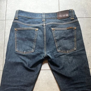Mörkblå jeans från Nudie Jeans - Modellen är grim Tim, de står storlek 30/32 men då är väldigt små i storleken så skulle säga mer 29/30