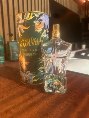 Söker byten Jean Paul Gaultier Le Beau Paradise  - Snygg och unik parfym med tropisk design från Jean Paul Gaultier. Flaskan har coola detaljer och kommer i en färgstark förpackning med Paradise Garden-tema. Perfekt för dig som vill sticka ut med din stil.