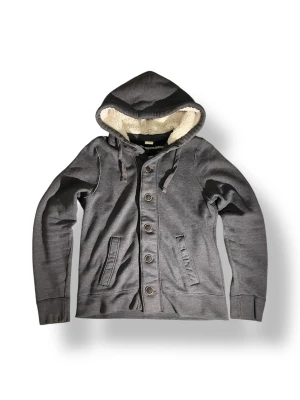 Hollister tröja - Nu säljer vi en fin Hollister tröja i storlek m. Skicket är även otroligt. Tveka inte på att höra av dig vid minsta fundering! ✌️🤠