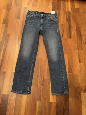 Replay Jeans - Halloj! Vi säljer just nu ett par riktigt feta Replay jeans i modellen Thad. Dessa i nypris ligger runt 7-800kr medans vi säljer för endast 299kr. Skicket är väldigt bra, syns inte att vara använda. Har ni funderingar? Bara att höra av er!💯✅