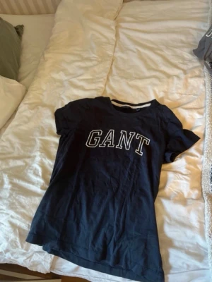 GANT t-shirt - Marinblå GANT T-shirt. Mycket bra skick. Storlek S men är liten i storlek.