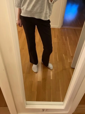 Bruna bootcut kostymbyxor från BikBok - Snygga bruna kostymbyxor från BikBok i storlek 36. Byxorna har bootcut-snitt med lite utsvängda ben och låg midja. Materialet är slätt och känns bekvämt mot huden. Perfekt för dig som gillar stilrena byxor.