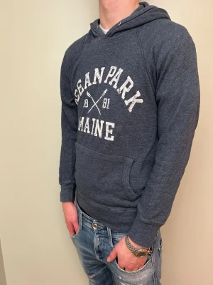 Mörkblå hoodie - En fet mörkblå hoodie!! Märke: MV Sport. Storlek S OBS passar även M. Bra skick.