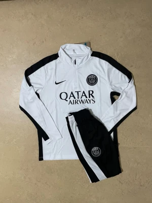 PSG tracksuit  - Säljer denna snygga Tracksuiten för ett riktigt bra pris, skriv till om ni är intresserade eller har några funderingar!