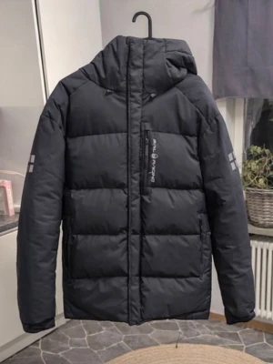 svart sail racing vinterjacka - Säljer en svart Sail Racing-jacka i mycket fint skick. Jackan är sparsamt använd och har inga skador eller slitage. Stilren och funktionell med hög kvalitet, perfekt både till vardag och utomhusbruk.                                                                    Nypris:3500kr