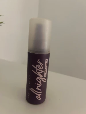 Urban Decay All Nighter Ultra Matte - Jag säljer denna eftersom jag köpte fel, avskyr att vara matt så lika bra att försöka sälja den. Skriv privat för mer information! Urban Decay All Nighter Ultra Matte är en face mist i en mörklila plastflaska med sprayfunktion och genomskinligt lock. Ger en matt finish och håller sminket på plats hela dagen. Perfekt för dig som vill ha en oljefri look. 