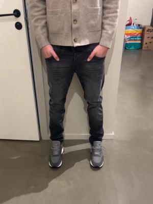 Mörkgrå Jack Jones jeans - Tja! Säljer ett par mörkgråa Jack Jones slim Glenn jeans i storlek 29/30. Nypris 999. Modellen är 181cm och väger 70kg