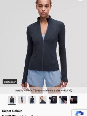 Lululemon definie jacket - Så fin , använd 2 gånger. Säljer då jag vill ha en annan färg då jag inte tycker den passade mig. Storlek 4💓 skriv privat för egna bilder ☺️