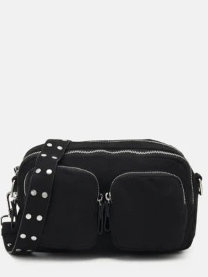 Gina tricot väska!🖤 - Säljer då den tyvärr inte kommer till andvändning längre!☺️