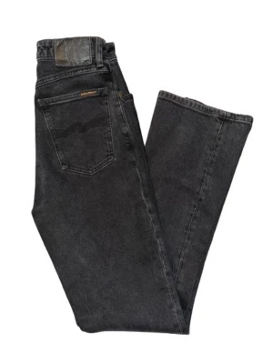 Nudie Jeans Svarta - Svarta Nudie Jeans som knappt är använda. Bra kvalité på tyget och inget slitage! W25 L30. 