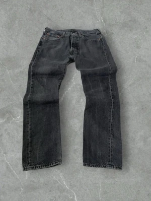 Levi's 501 mörkgrå jeans - Säljer ett par klassiska populära  Levi's 501 jeans i mörkgrå färg. Dem är i jättebra skick och fungerar felfritt! Storleken är 31/32. Hör av er vid frågor eller prisförslag!😊
