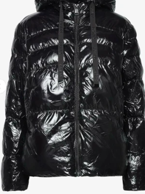 Svart pufferjacka från Guess - Säljer en svart, glansig vinterjacka från Guess. Perfekt för kalla och snöiga dagar som nu. Använt väldigt sparsamt och har inga defekter. Pris kan diskuteras💞