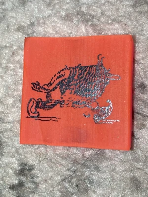 Suddgummi  -  Rött, suddig gummi med ett troll på sig .44kr med frakt inkluderat i priset.