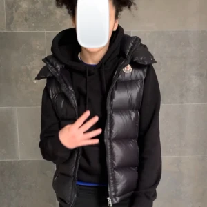 Svart dunväst från Moncler - Snygg svart dunväst från Moncler i storlek 1 motsvarande S. Äkta men finns inget kvitto