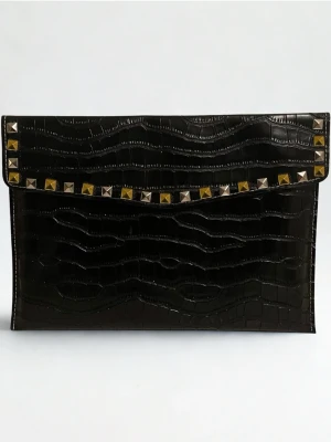 Datorfodral med guld och silver nitar i krokodil mönster - Rea - endast 199 kr (ord. pris 249 kr)! Stilrent datorfodral tillverkat av veganskt läder i vattentätt material. Fodralet stängs med knapp. Fodralet skyddar din dator effektivt samtidigt som det ger din outfit en extra touch. ⚜️Storlek: 34 × 25 cm – passar svarta HP Chromebooks och andra datorer i liknande storlek. Leverans 1-3 arbetsdagar 📦