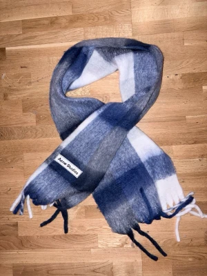 Halsduk Acne Studios - Halsduk från Acne Studios 