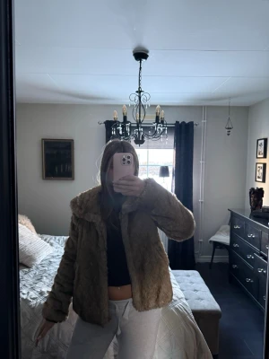 Beige pälsjacka med bred krage - Säljer nu en fluffig beige pälsjacka från vila då den aldrig kommer till användning längre. Skriv om ni har några frågor💕