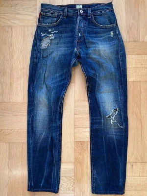 Paul Smith Jeans - Ett par mörkblåa jeans från Paul Smith. W31, vet ej benlängd men borde vara runt L31. Hål enligt bilderna. Nypris ligger på 2 000kr. Hör av er ifall ni har några frågor!