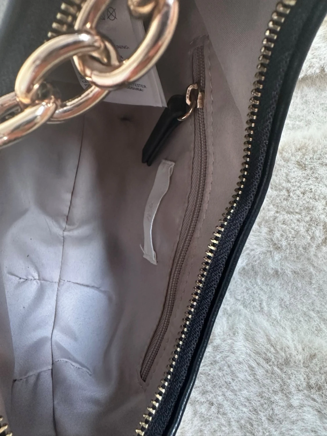 Svart axelväska med guldkedja - 6