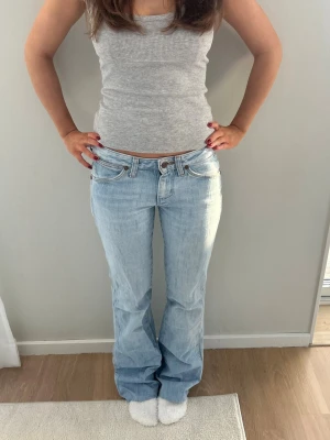 Ljusblå wrangler jeans - Ljusblå lågmidjade wrangler jeans. Storlek: XXS-XS. Midja: 36x2 cm innerben: 81 cm