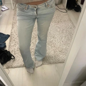 Ljusblå bootcut jeans - Säljer ett par ljusblå jeans från kappahl med bootcut passform och klassisk femficksdesign. Jeansen har normal midja och är tillverkade i mjukt denimtyg som ger en avslappnad vibe. Perfekta till sneakers eller boots för en cool look. 