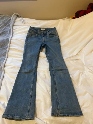 Gina tricot bootcut jeans blå - Säljer ett par jeans från Gina tricot, Mid waist och väldigt bekväma 