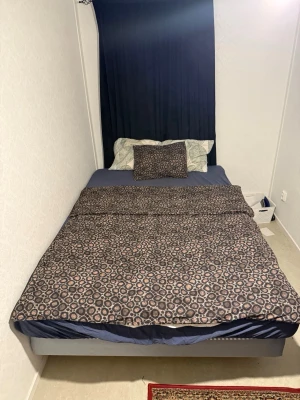 Säng IKEA Sultan Skymning 140x200 cm - IKEA Sultan Skymning säljes, storlek 140x200 cm. Detta är en äldre IKEA-modell som inte längre finns i butik. Fint skick, väl omhändertagen och redo att användas. Madrass kan ingå vid önskemål. Pris kan diskuteras!