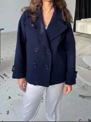 Mörkblå kappa - Säljer denna snygga mörkblåa kappa ifrån Design By Si❣️jackan är använd men i bra skick. I storlek xs/s