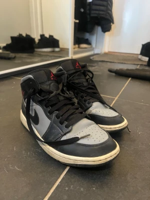 Nike Air Jordan 1 svart/grå sneakers - Säljer ett par Nike Air Jordan 1 sneakers i svart och grått. Dem är i använt skick, storlek 42 