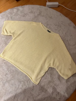Ljusgul stickad tröja från Lindex - Ljusgul stickad tröja med korta ärmar. Skulle säga storlek M, sitter oversize💕