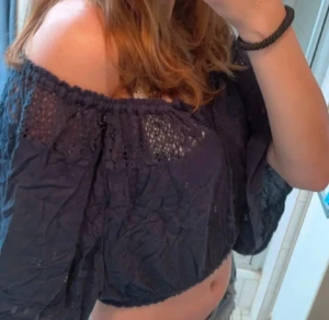 Mörkblå offshoulder topp Hollister - Snygg mörkblå offshoulder topp från Hollister med virkade detaljer upptill. Modellen är croppad och har en lös passform med vida ärmar. Perfekt till sommaren och enkel att styla med jeans eller kjol.