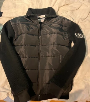 Svart bomberjacka från Cavalliera - Svart Genidoron-kofta. Den har aldrig använts dagligen och jag köpte den i januari. Den har dock använts sporadiskt. Så vitt jag vet finns jackan inte tillgänglig någonstans just nu och den är sällsynt. Materialet är ännu bättre än till exempel Moncler och Ganada Goose. Priset är runt 220€. Jag kan byta den mot en jacka eller kofta.
