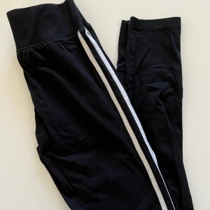 Svarta Cellbes träningstights  - Fina och bekväma svarta träningstights Leonora från Cellbes. Storlek 34/36. Normal i storleken. Figurnära passform med hög midja och stretchig material. Orginalpris 299kr.