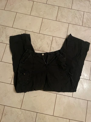 Cargo byxor - Svin coola men kommer inte till användning längre, fickor på sidorna och på benen