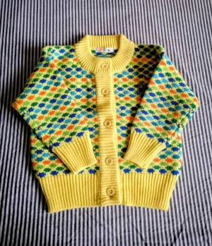 Julklappstips! Ny Gul mönstrad kofta med knappar - Stl 110. Helt ny. Färgglad gul kofta har rund hals, ribbade muddar och knäppning framtill med fyra knappar