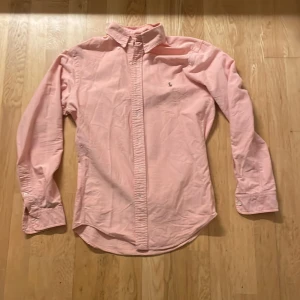 Ralph lauren rosa skjorta - Säljer nu min Ralph lauren skjorta då den har blivit för liten. Har ägt den i ungefär ett halvår. Väldigt bra skick