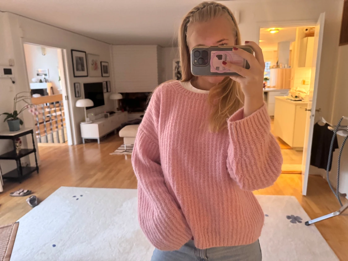 Ljusrosa stickad tröja med breda ärmar