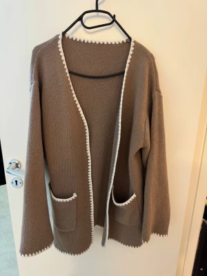 Kofta  - En kofta i stl S som aldrig är använd säljs för 150 kr. 