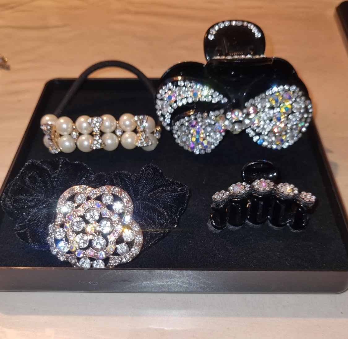 Set med glittriga hårklämmor och hårbandet.  - 1