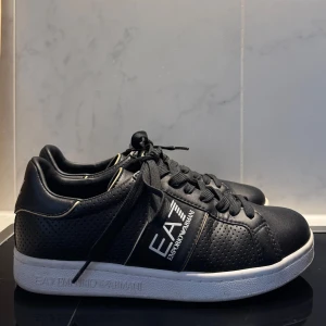 Emporio Armani sneakers  - EA7 Emporio Armani sneakers använda några gånger.  Storlek 38 2/3.   Är i fint skick. Tvättade så mycket de gick men är lite smuts fläckar här och var men inget så större märkbart.  Ligger ute på fler sidor.