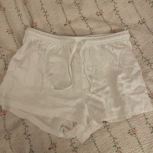 vita shorts - Säljer dessa vita shorts för 40kr + frakt men provet går att diskuteras. Den är i storlek M och inte använd. Hör gärna av dig vid frågor och tryck ej på köp nu ^^